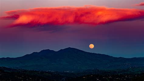 Itap Of The Pink Supermoon Rising Over Mt Diablo Ca On April 7 2020