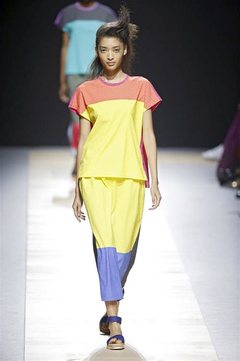 Issey Miyake Ready To Wear Fashion Show Collection Spring Summer