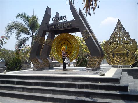 Gong Perdamaian Dunia Kompleks Perpustakaan And Makam Bung Karno Blitar