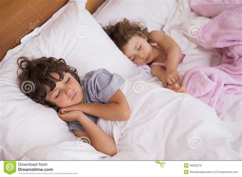 Мальчик и девочка целуются в кровати 85 фото