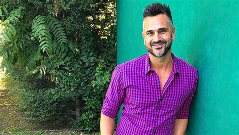 Is he bisexual or gay? Contratar a Leo Montero