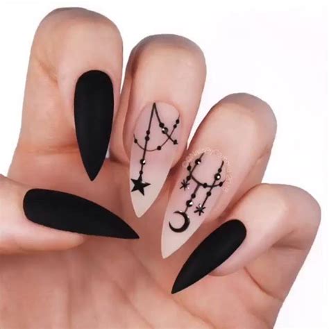 Simple y elegante con lunares en bordó, blanco y negro. Uñas Blancas Mate Picudas - unas decoradas