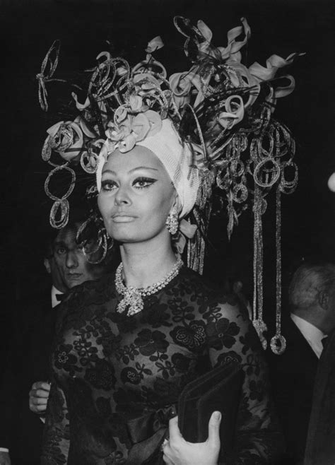 sophia-loren-arrives-at-a-grand-ball-at-the-casino-in-monto-carlo