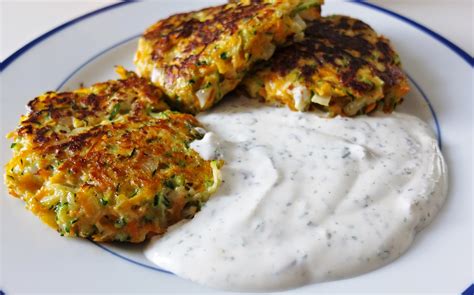 Karotten- Zucchini -Puffer mit einer Joghurt-Kräuter-Creme