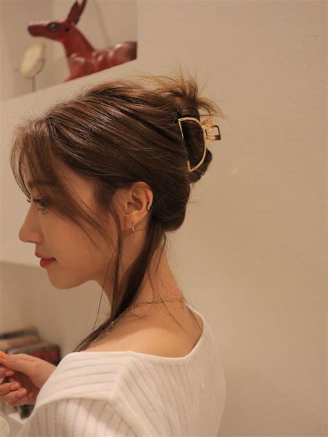 One of the biggest fall hair trends of 2018 would have to be claw clips, so i'm so excited to share these claw clip hairstyles with you guys. Metallic Claw Hair Clip in 2020 | Claw hair clips, Clip ...