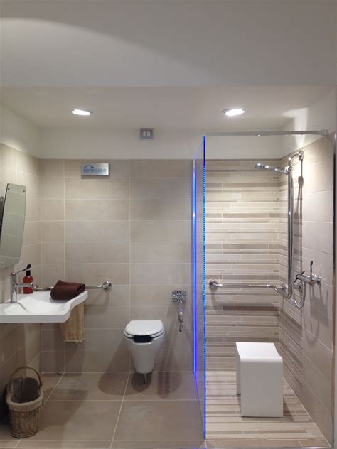 Riguarda i locali che si trovano nei centri storici. Finalmente un bagno per disabili figo!!! | Design bagno ...