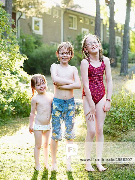 stehend bruder schwester nass garten 2