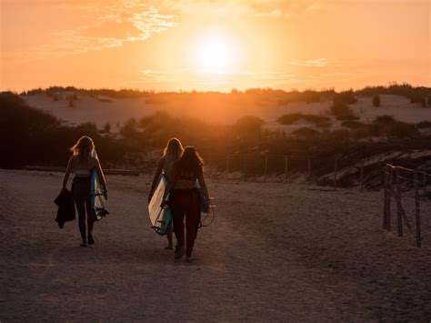 Foto De 2 Mujeres Caminando Por Camino De Tierra Durante La Puesta De
