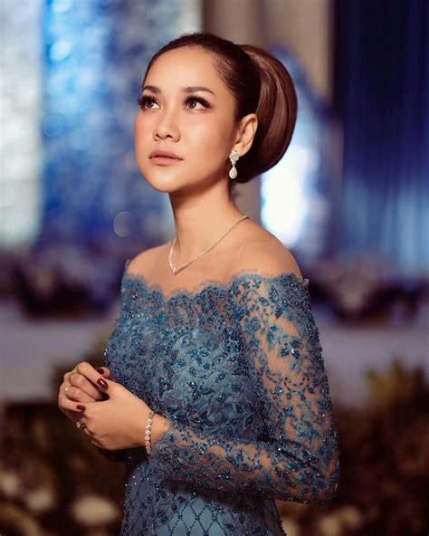 Inspirasi Kebaya Modern Warna Biru A La Seleb Indonesia