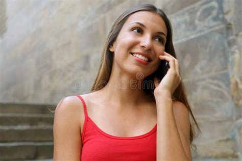 Retrato De Uma Mulher Feliz Que Fala Com Um Telefone Celular Em Uma