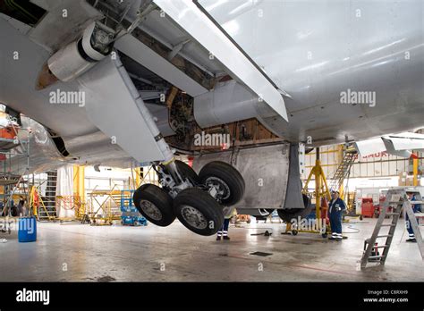 Boeing 757 Maintenance Undercarriage Retraction Check Stock Photo Alamy