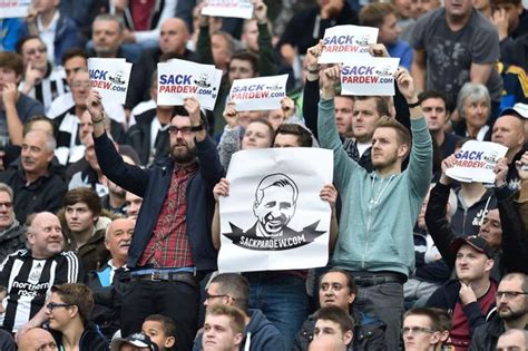 Fans Protest Against Alan Pardew Fails To Win Support Of Majority Of Newcastle United Fans