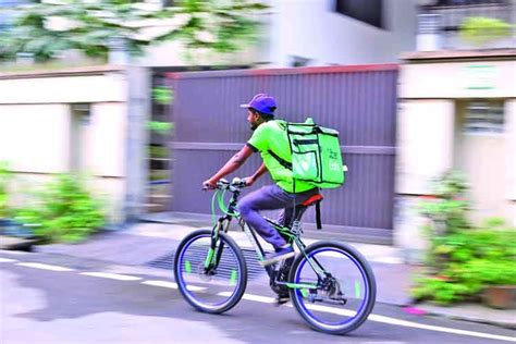 Uber eats delivery drivers are independent contractors who pick up and drop off food orders, similar to driving for postmates and doordash. Uber Eats launches industry-first insurance program | The Asian Age Online, Bangladesh