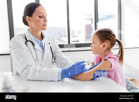 Pediatrician Girl Injection Hi Res Stock Photography And Images Alamy