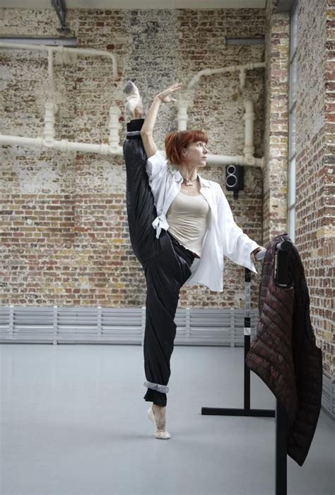 Le danseur a trouvé son étoile. Sylvie Guillem at the barre Photo © Laurie Lewis | Images, Photographie de ballet, Danseurs de ...