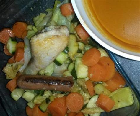 Dans la marmite, verser l'huile d'olive, y faire dorer les pilons de poulet. Couscous poulet, merguez (et boulettes)-thermomix