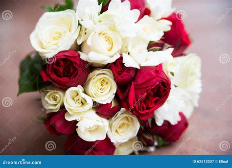 Bouquet De Fleur De Mariage Avec Les Roses Rouge Rose Et Blanches Image Stock Image Du