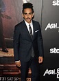 Vidéo : Ray Santiago à la première de ‘STARZ Ash vs Evil Dead' à ...