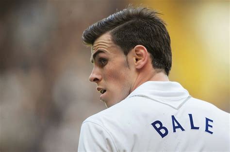 Gareth bale has such a pretty man bun hairstyles who is the most popular men's hairstyle on trends now. hairstyle gareth bale | Real madrid, Madrid, Dunia
