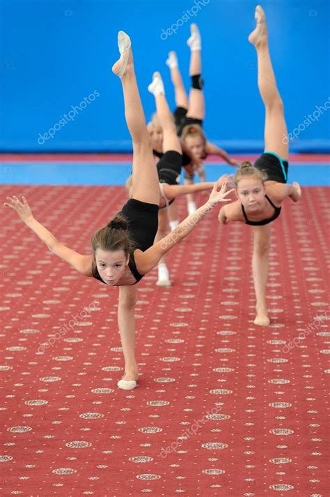 Gimnastas Femeninas Jóvenes Haciendo Vertical Pierna Split Fotografía De Stock © Danr13