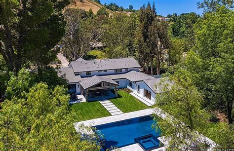 Scott Disick Drops The Price Of A Hidden Hills Mansion For Third Time To M Daily Mail Online