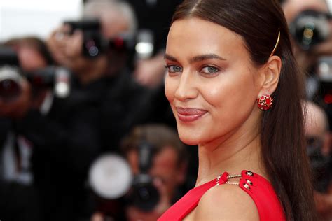 Topmodel Irina Shayk Lanceert Eigen Schoenenlijn Foto Tubantianl