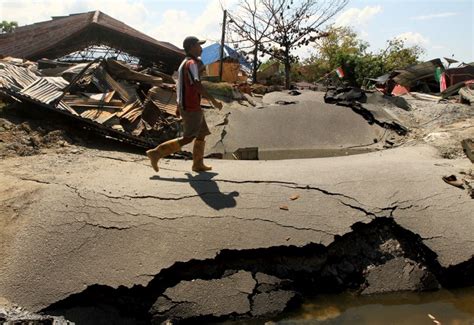 See full list on bmkg.go.id Dikepung sesar aktif pemicu gempa bumi