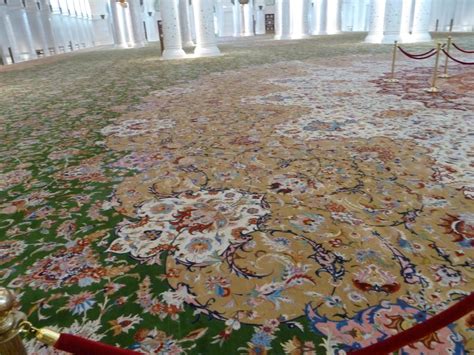 Klassische teppiche sind stilvolle hingucker: Bild "Teppich im Innenraum" zu Scheich Zayed Grand Moschee ...