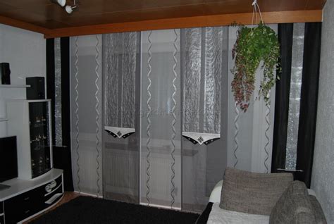Die gardinen für das wohnzimmer sind besonders wichtig für das interieur, da diese einen dramatischen effekt haben und die inneneinrichtung verschönern. Wohnzimmer Schiebevorhang in weiß, silber und grau mit dunklen Seitenschals - http://www ...