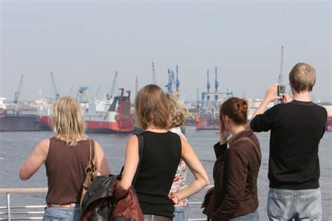 Touristen Im Hamburger Hafen Foto And Bild Deutschland Europe Hamburg