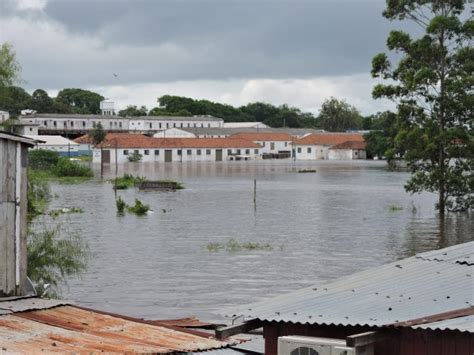 O município de uruguaiana conta com uma localização privilegiada, fazendo fronteira com o uruguai ao sul, e argentina, a oeste, países pertencentes ao mercosul. South America - Thousands Displaced by Flooding Rivers in ...