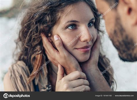 Hombre Sosteniendo La Cara De Mujer En Sus Manos Antes De Besarse Ralatio Amor Fotografía De