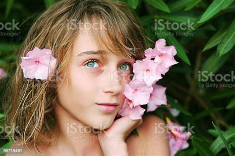 Oleander Chica Foto De Stock Y Más Banco De Imágenes De Adolescente