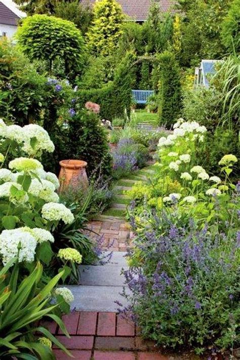 20 Ideas For Long Narrow Gardens