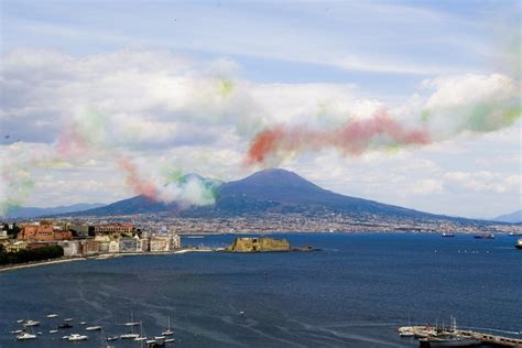 Le Frecce Tricolori Nel Cielo Di Napoli Dal Plebiscito Al Golfo La