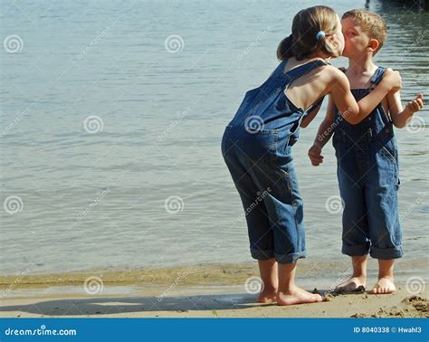 Küssen Auf Dem Strand Stockfoto Bild Von Verhältnis Ozean 8040338