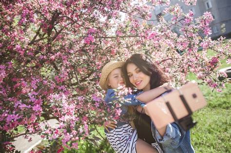 Madre E Hija Haciendo Selfie En El Parque Chicas Disparando En El