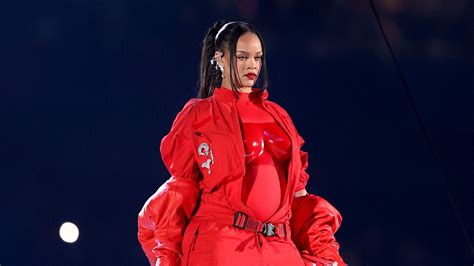 Super Bowl Show Rihanna Fackelt Die Bühne In Feuerrot Ab