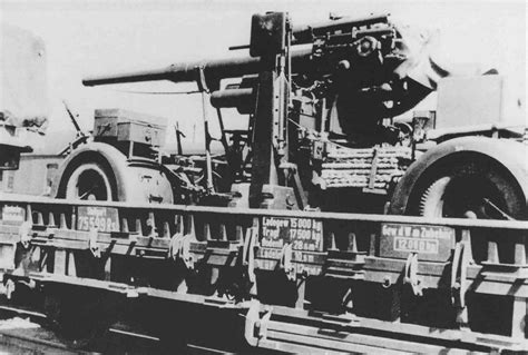 Немецкое 88 мм зенитное орудие Flak 36 на железнодорожной платформе