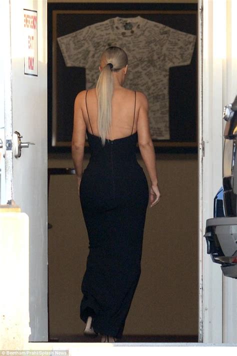 Kim Kardashian Flaunts Curves At Serena Williams Wedding Daily Mail Online