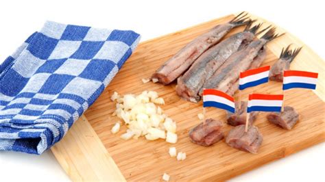 'haring happen' involves eating a raw herring , sometimes covered in raw chopped onions , by picking them up by its tail, tilting your head backward, opening your mouth and taking a bite. Hollandse Nieuwe Haring heeft het koud en komt later ...