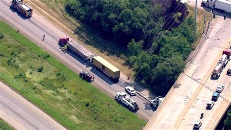 1 Dead In Semi Crash On I 55 At Route 6 Abc7 Chicago