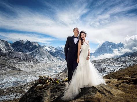 Icymi This Couple Climbed Mt Everest For The Most Epic Wedding Photo