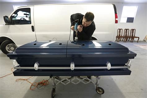 Full Body Burials At Sea Are Becoming More Popular Los Angeles Times