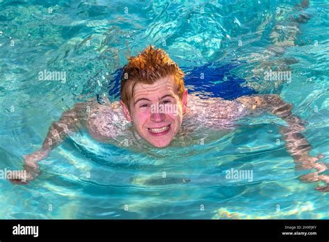 Jugendlich Junge Genießt Das Schwimmen Im Pool Stockfotografie Alamy