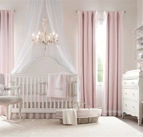 Mit einer harmonisch abgestimmten einrichtung entsteht für die allerkleinsten eine welt zum träumen, entspannen und spielen. kinderzimmer idee rosa vorhänge kinderbett lampe stuhl ...