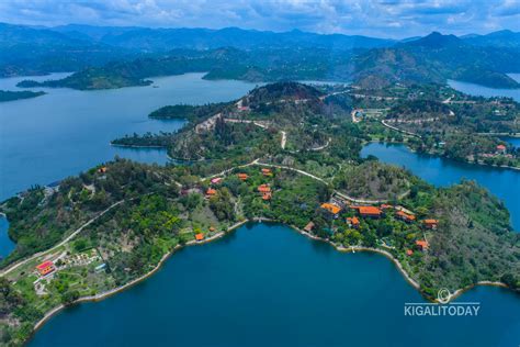 Rwanda's stunning scenery, wildlife and warm people offer unique experiences in one of the most remarkable countries in the world. Amafoto yafatiwe mu ndege agaragaza ubwiza bw' inkengero z ...