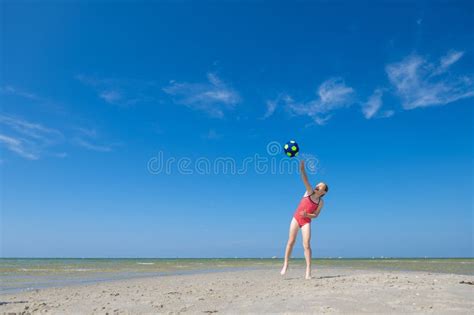 Linda Adolescente Jugando Y Divirtiéndose Con El Baile En La Playa En El Soleado Día De Verano