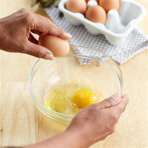 Yes There S Actually A Best Method For Cracking Eggs Better Homes And Gardens