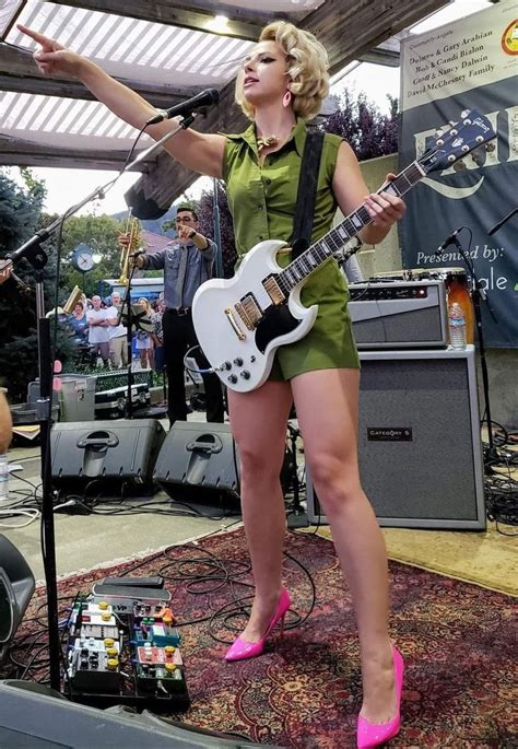 female guitarist female musicians beautiful legs fashion fotografie rock and roll girl bass